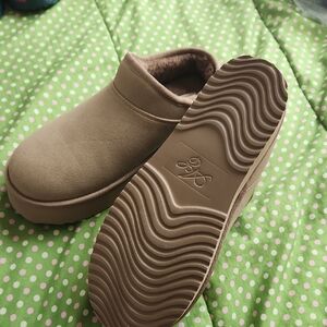 American Eagle Outfitters Tan Fuzzy Slippers